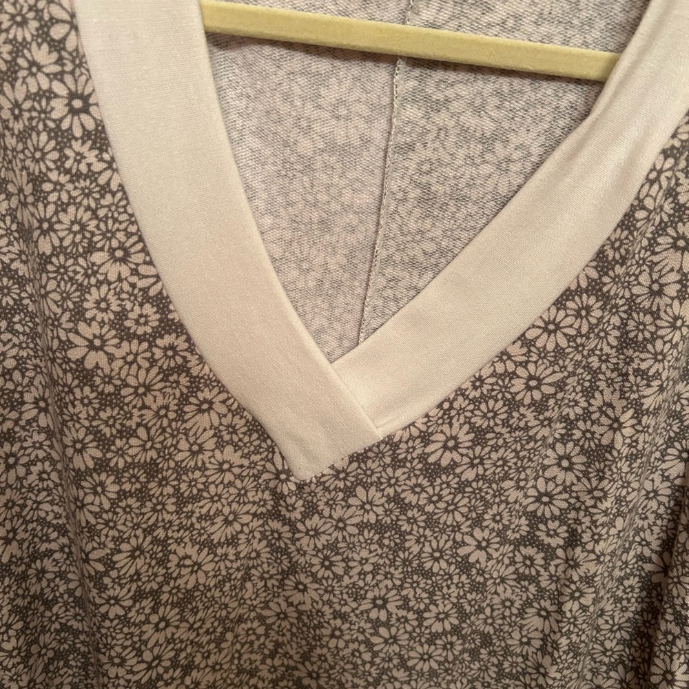 NWOT light knit top, v neck needs cami under, sz 2x, runs loose. - Picture 3 of 9